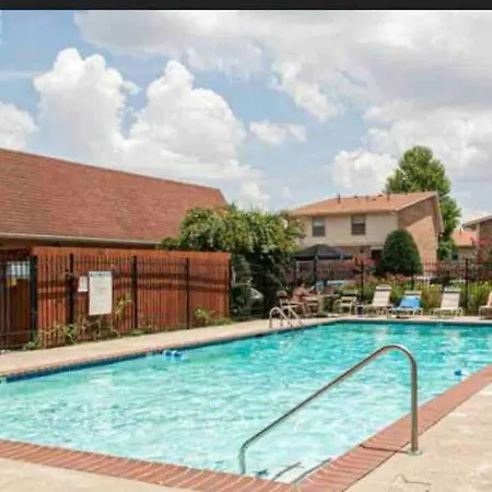 Apartment Lovely 1 Bedroom Located In Greenhills.