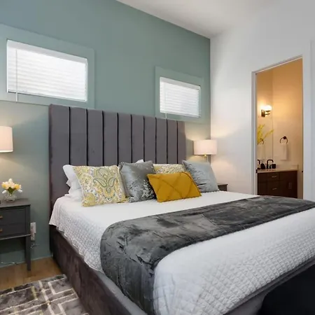 Holiday home Music Modern -5 Beds Designer & Balcony *