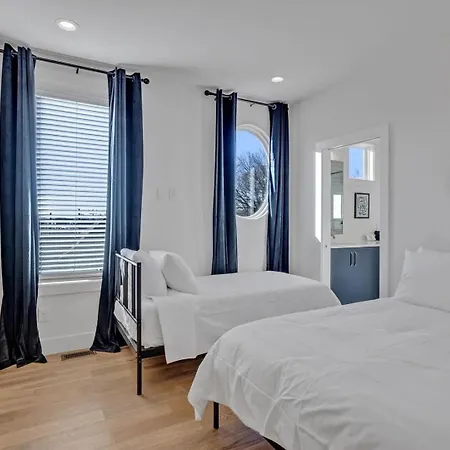 Holiday home Monroe's Boozy Boots - 2 Homes - Minutes To Broadway