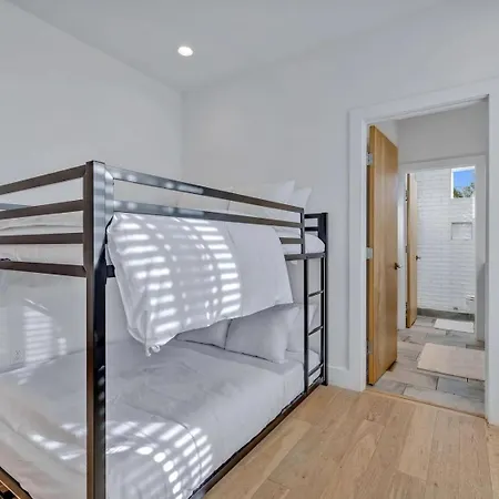 Monroe's Boozy Boots - 2 Homes - Minutes To Broadway Holiday home Nashville