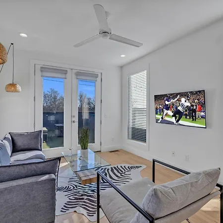 Holiday home Monroe's Boozy Boots - 2 Homes - Minutes To Broadway