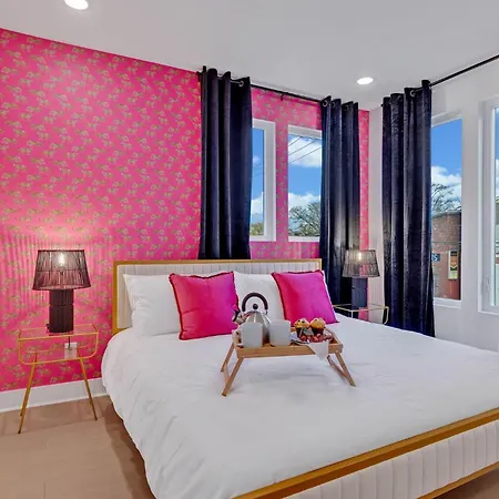Dolly It Up - Minutes To Broadway Holiday home *
