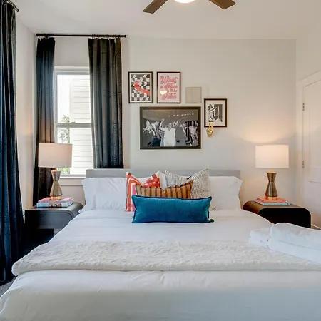 Holiday home - 5623 & 5625 Lenox Ave - Combo *