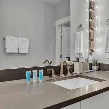 Prime Location Music House 10 Beds Free Parking