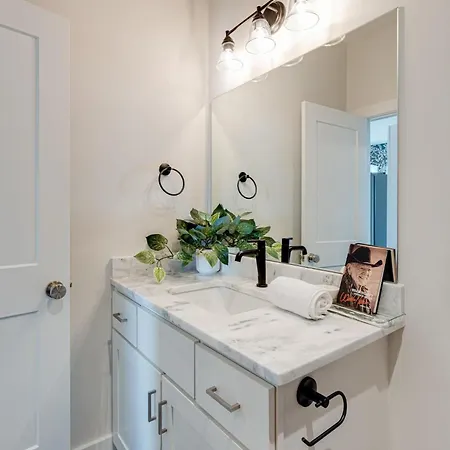 Holiday home - 5623 & 5625 Lenox Ave - Combo