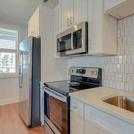 Modern Melrose-2 Bedroom Condo-5 Mins To Broadway Holiday home Nashville