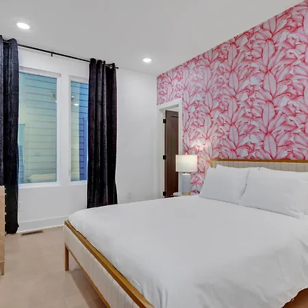Dolly It Up - Minutes To Broadway Holiday home