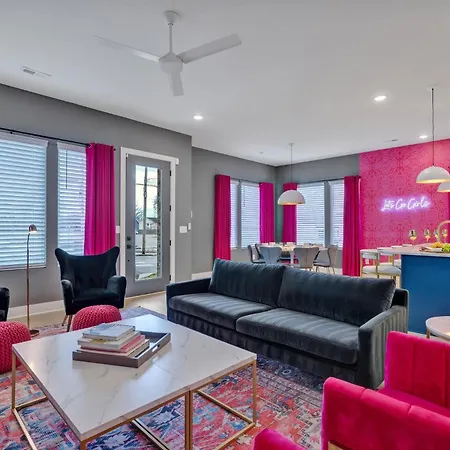 Dolly It Up - Minutes To Broadway Holiday home *