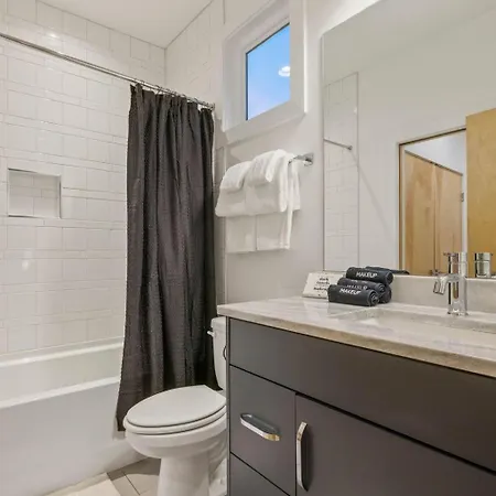 Louis Made Me Do It - Minutes To Broadway Holiday home