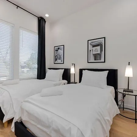 Holiday home Monroe's Boozy Boots - 2 Homes - Minutes To Broadway