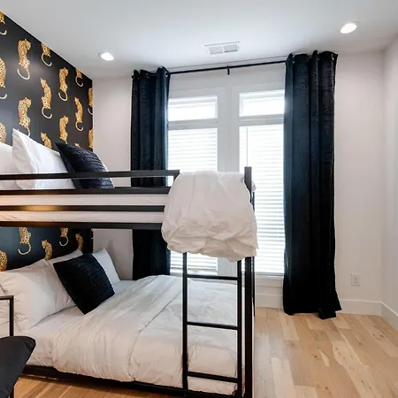 Holiday home Monroe's Boozy Boots - 2 Homes - Minutes To Broadway *