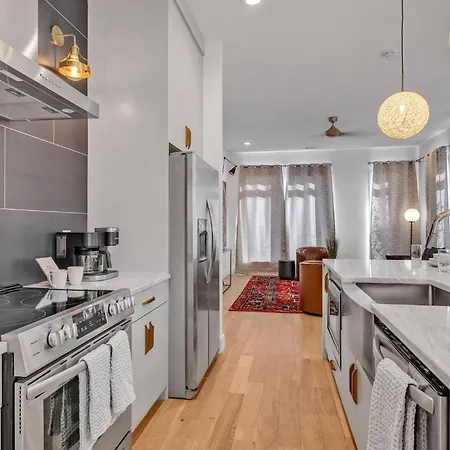 Monroe's Boozy Boots - 2 Homes - Minutes To Broadway Holiday home