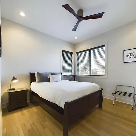The Grove - Private Yard - 4 Mins To Broadway Holiday home *