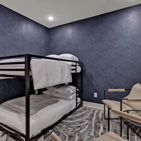 Holiday home Make Mine A Double - Minutes To Broadway *