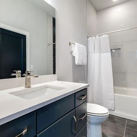 3 Premium Midtown Homes - Sleeps 36 - Mins To Broadway Holiday home