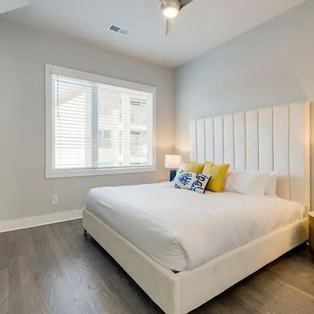 3 Premium Midtown Homes - Sleeps 36 - Mins To Broadway Holiday home