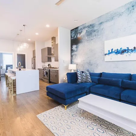 Holiday home 3 Premium Midtown Homes - Sleeps 36 - Mins To Broadway *