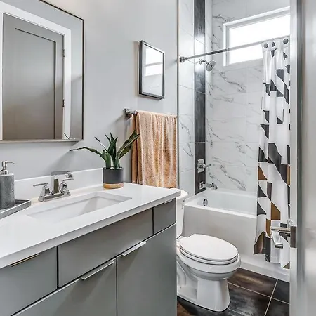 - 1000a W Trinity Ln Holiday home