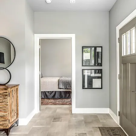 - 1000a W Trinity Ln Holiday home