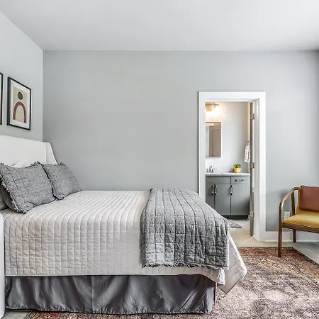 - 1000a W Trinity Ln Holiday home