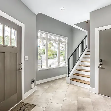 - 1000a W Trinity Ln Holiday home
