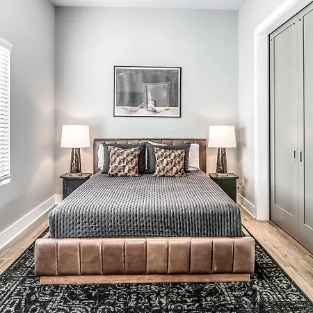 - 1000a W Trinity Ln *