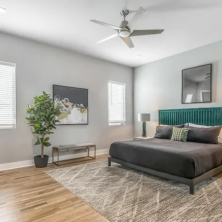 Holiday home - 1000a W Trinity Ln *