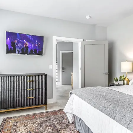 - 1000a W Trinity Ln