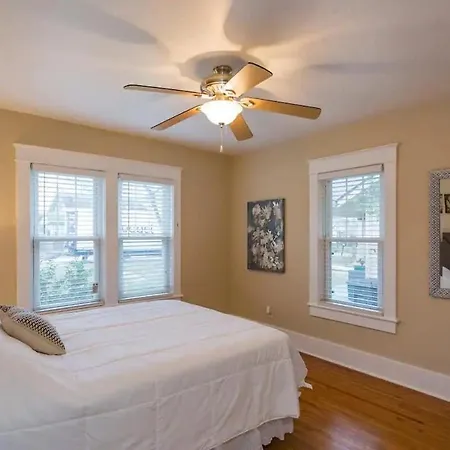 Holiday home East Nash-sleeps 10 Walk To Bars 8 Mins To Dt Nashville