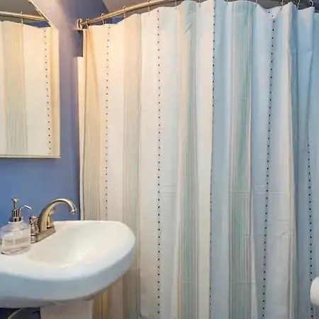 East Nash-sleeps 10 Walk To Bars 8 Mins To Dt Holiday home *