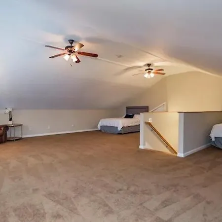 Holiday home East Nash-sleeps 10 Walk To Bars 8 Mins To Dt Nashville