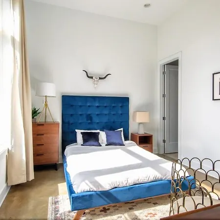 Large With Rooftop & Views Sleeps 12 Holiday home Nashville