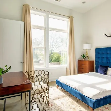 Large With Rooftop & Views Sleeps 12 * Nashville
