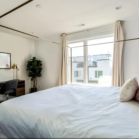 Large With Rooftop & Views Sleeps 12 Holiday home *