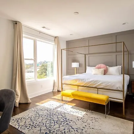 Large With Rooftop & Views Sleeps 12 Nashville