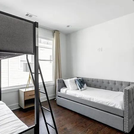 2 Lux Homes Huge Rooftop 2mi To Broadway Sleeps 24 Holiday home *