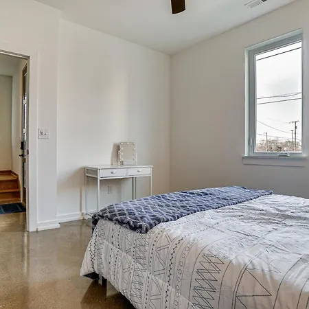 Sleek And Modern Walk To Marathon! Holiday home