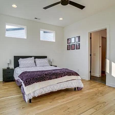 Sleek And Modern Walk To Marathon! Holiday home *