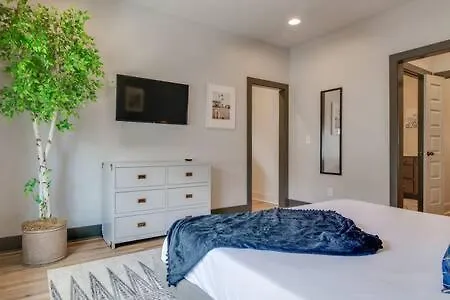 Retreat Into Luxury In East Nashville's Twin Homes Holiday home
