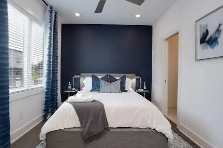 The Leland- Luxury Escape Near Local Favorites Holiday home