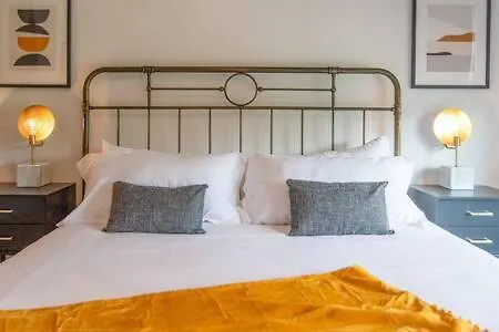 Gem - Walk To Bars, Garage, Smart Tvs Holiday home