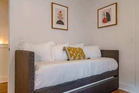 Gem - Walk To Bars, Garage, Smart Tvs Holiday home
