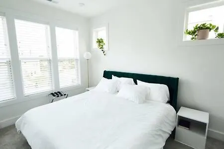Hall House - Stunning With Beautiful Rooftop! Holiday home
