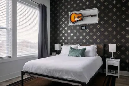The Lyric - City Views With Iconic Memorabilia