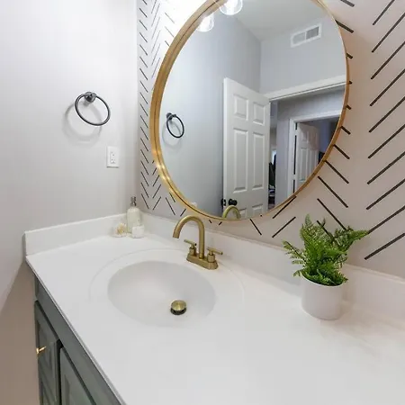 Apartment City-style Comfort 1br With King Bed And Optional Parking Close To Broadway, Downtown, Centennial Park *