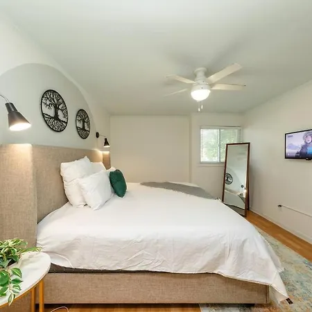 Apartment Charming 2br Retreat With Private Balcony And Optional Parking Walk To Parthenon & Vanderbilt And Mins To Broadway & The Gulch Nashville