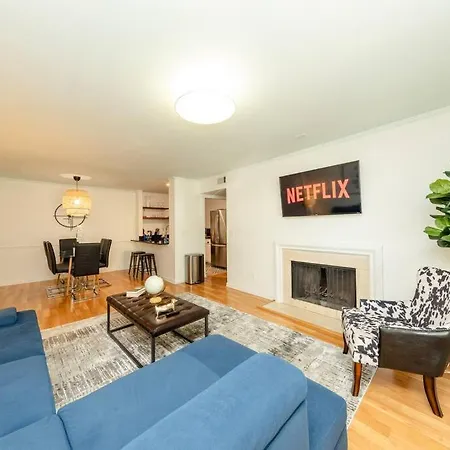 Charming 2br Retreat With Private Balcony And Optional Parking Walk To Parthenon & Vanderbilt And Mins To Broadway & The Gulch Nashville