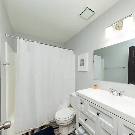 Stylish 2br With Balcony And Optional Parking Near Vanderbilt & Broadway *