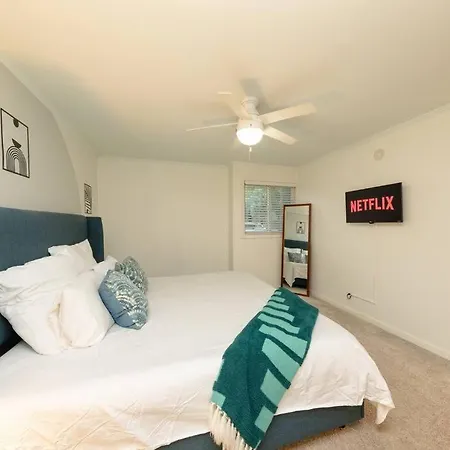 Stylish 2br With Balcony And Optional Parking Near Vanderbilt & Broadway Apartment
