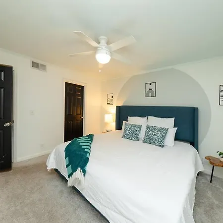 Stylish 2br With Balcony And Optional Parking Near Vanderbilt & Broadway * Nashville